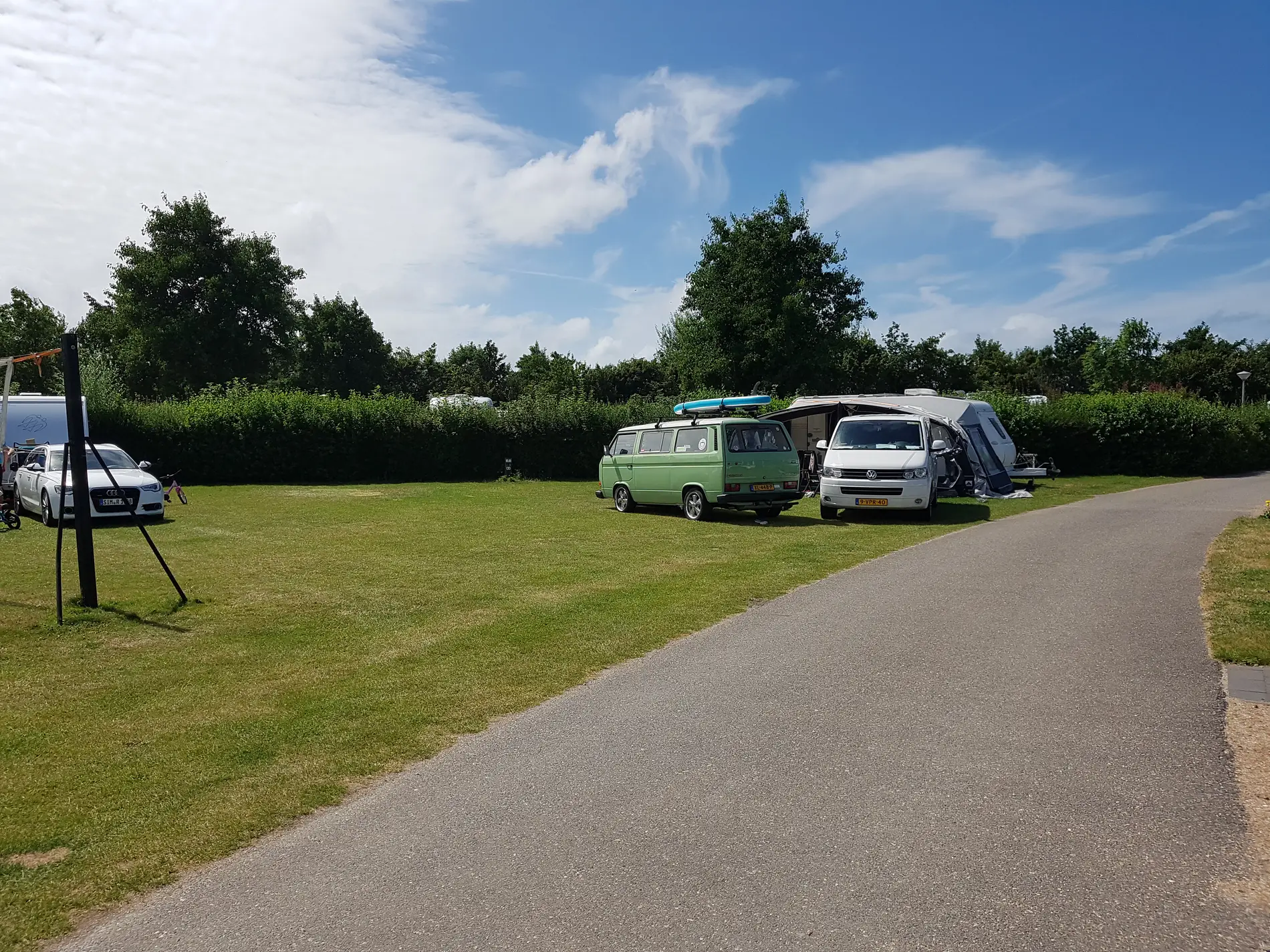 Groene kampeerplekken op de 'Speelweide A+B', ideaal voor campers en busjes midden in de natuur.